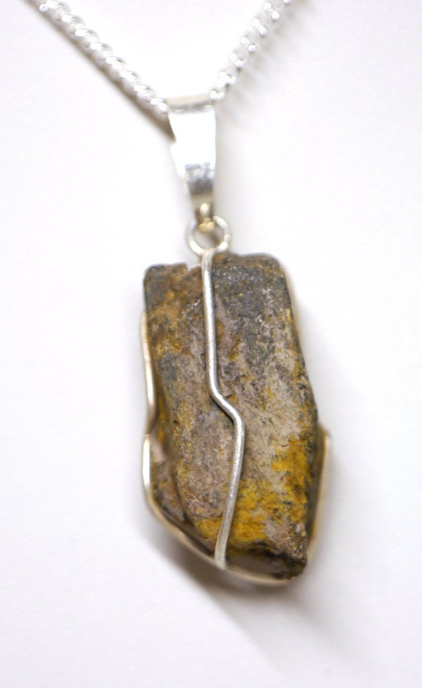 Naturbelassener Saphir an Silberkette, Nr. 2