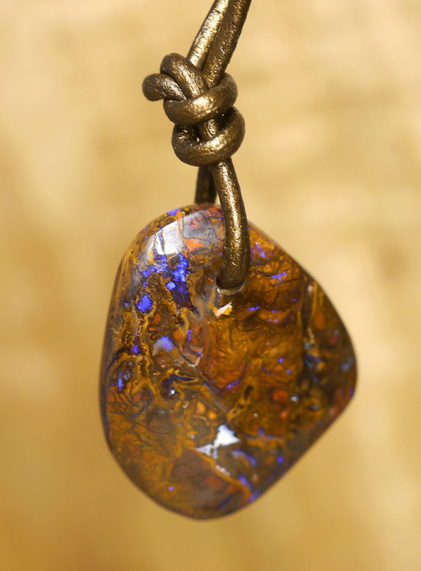 Boulder Opal Anhänger (handgeschliffen), an Lederband, Nr. 1